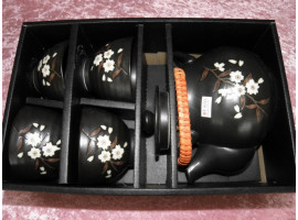 Exclusivt Japansk tesæt, Cherry, sort kande og 4 kopper i gaveboks, håndmalet